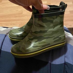 Toddler Boys rain boots.. Good condition … size 9